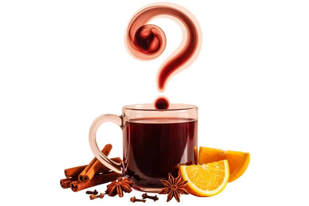 Mug de vin chaud fumant avec épices