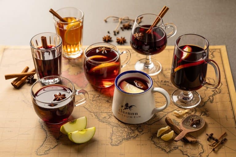 Vins chauds du monde dans différents verres traditionnels