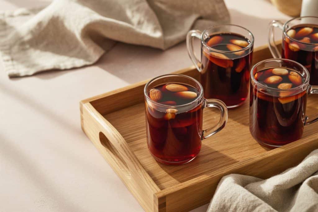 Glögg scandinave avec amandes et raisins secs