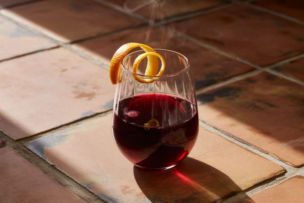 Vin brûlé italien dans un verre rustique