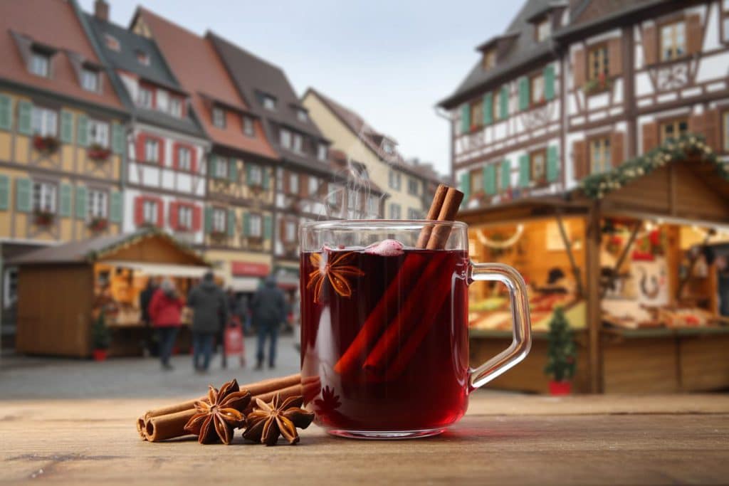 Vin chaud alsacien avec maisons à colombages