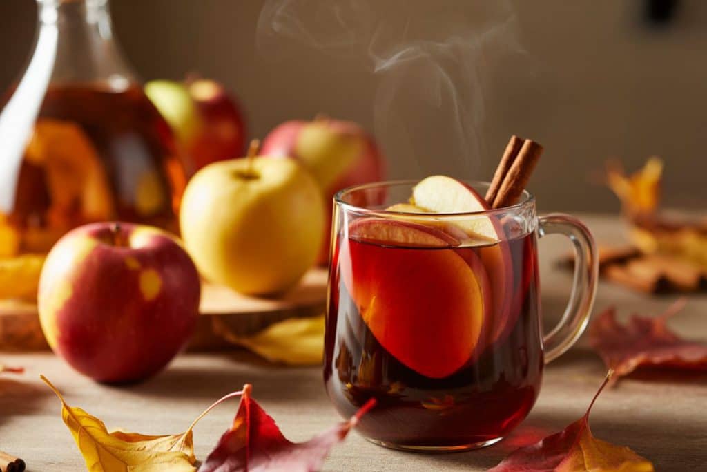 Vin chaud au cidre avec pomme et cannelle