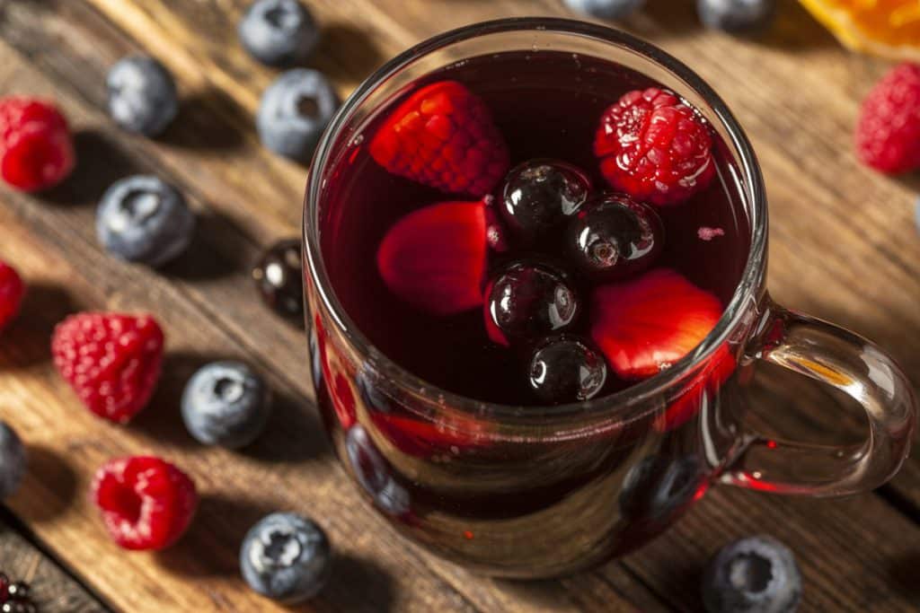 Vin chaud aux fruits rouges avec framboises et myrtilles