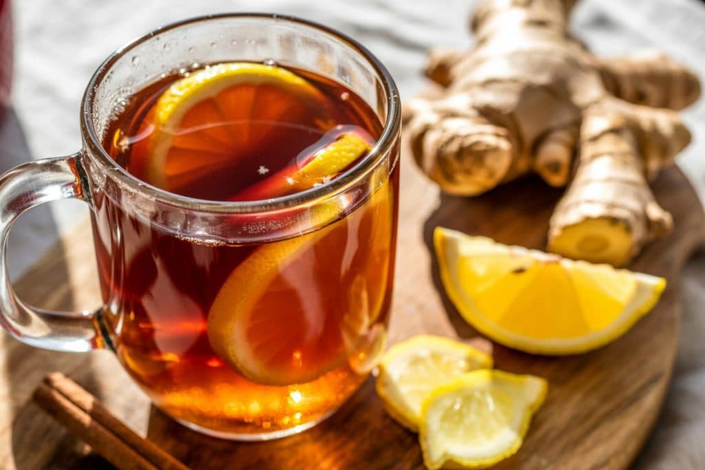 Vin chaud au gingembre frais avec citron