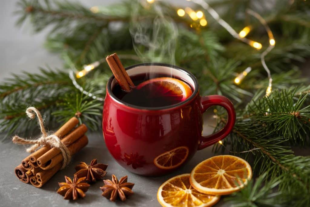 Vin chaud de Noël dans un mug rouge avec décorations