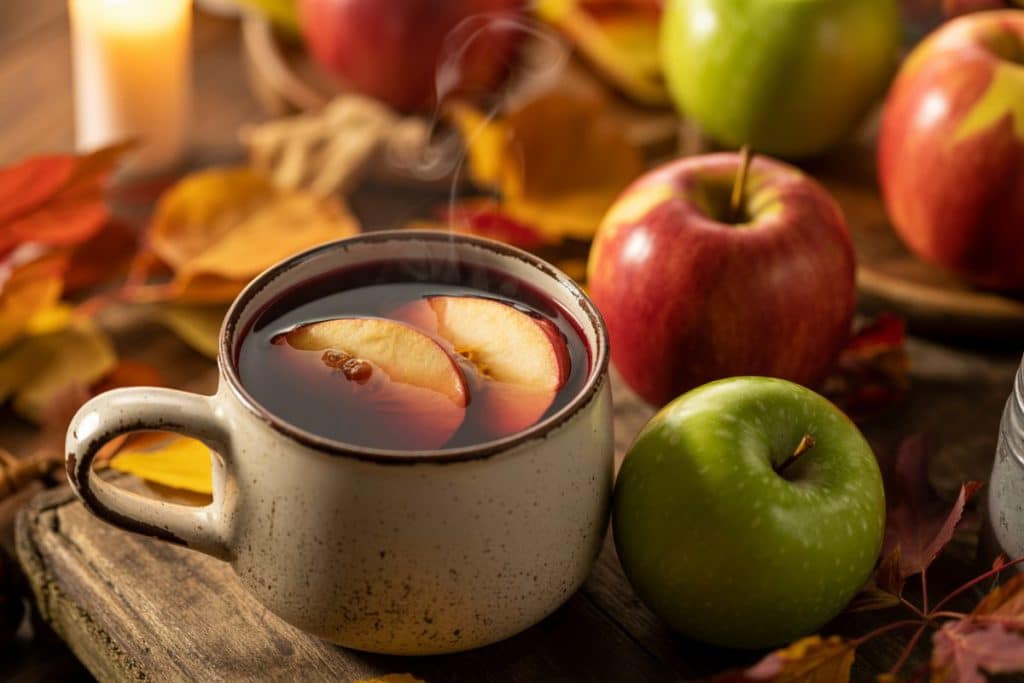 Vin chaud à la pomme avec quartiers caramélisés