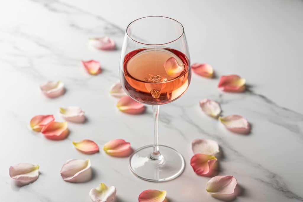 Vin chaud rosé délicat avec pétales de rose