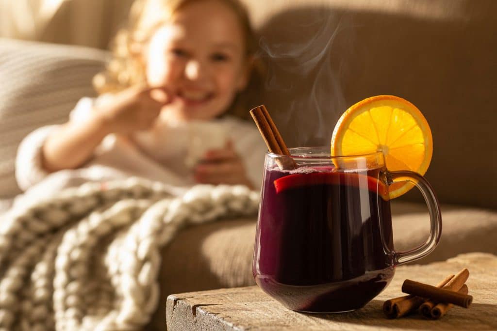 Vin chaud sans alcool au jus de raisin dans un mug