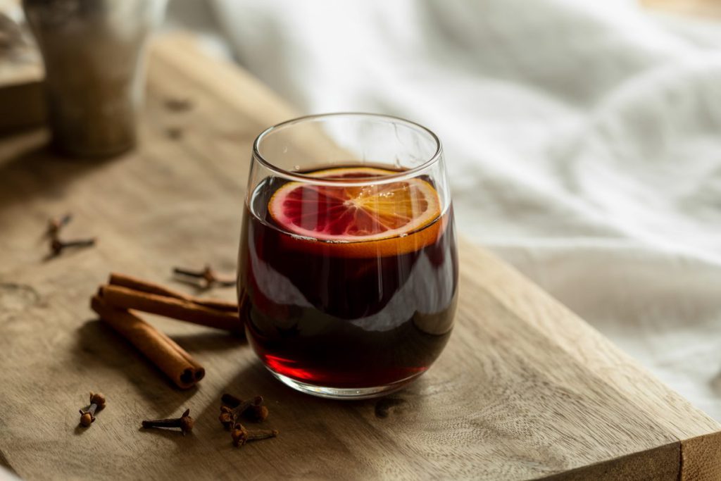 Vin chaud sans sucre dans un verre simple