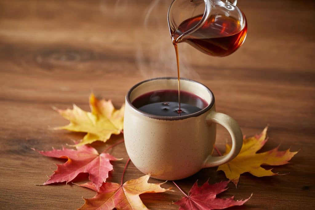Vin chaud au sirop d'érable avec filet de sirop