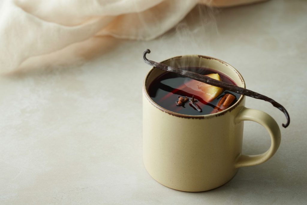 Vin chaud à la vanille avec une gousse fendue